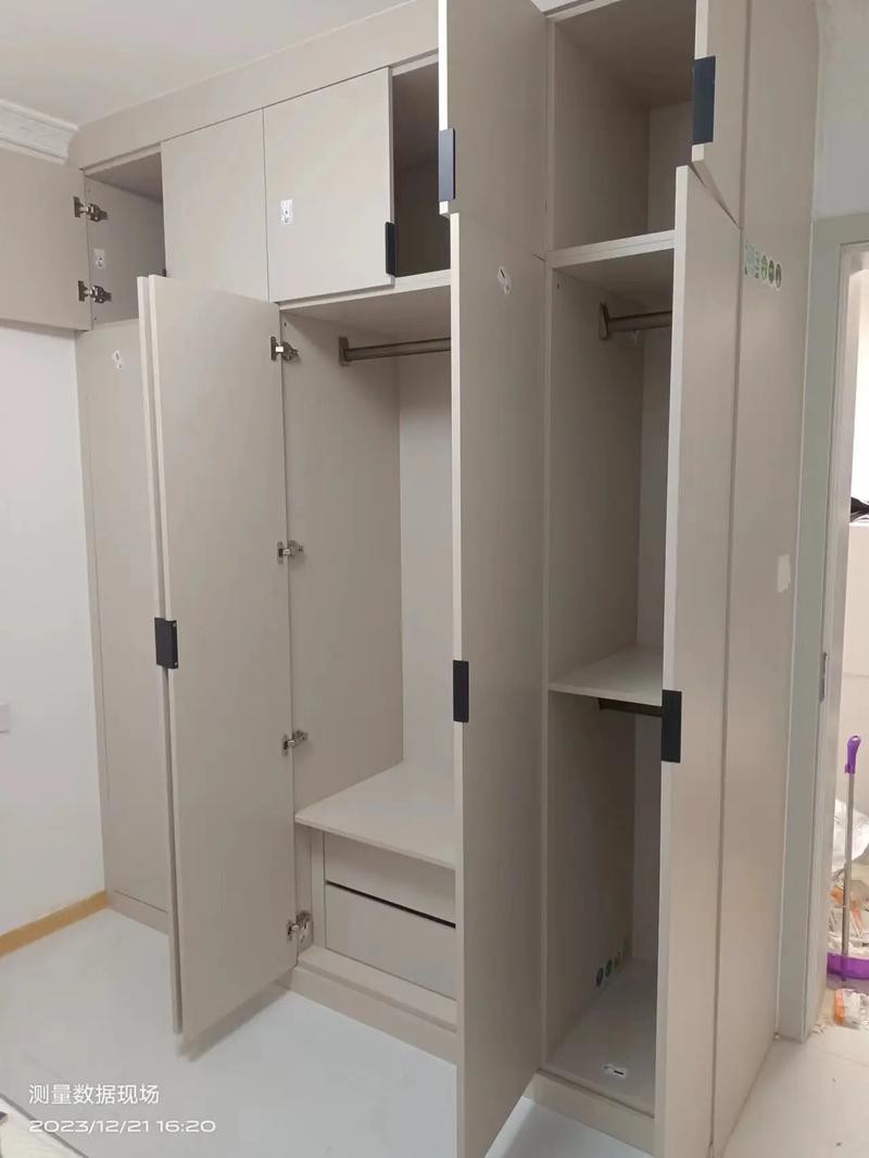 全屋定制.#实景拍摄效果 千年舟enf级柜体+pet柜门#家